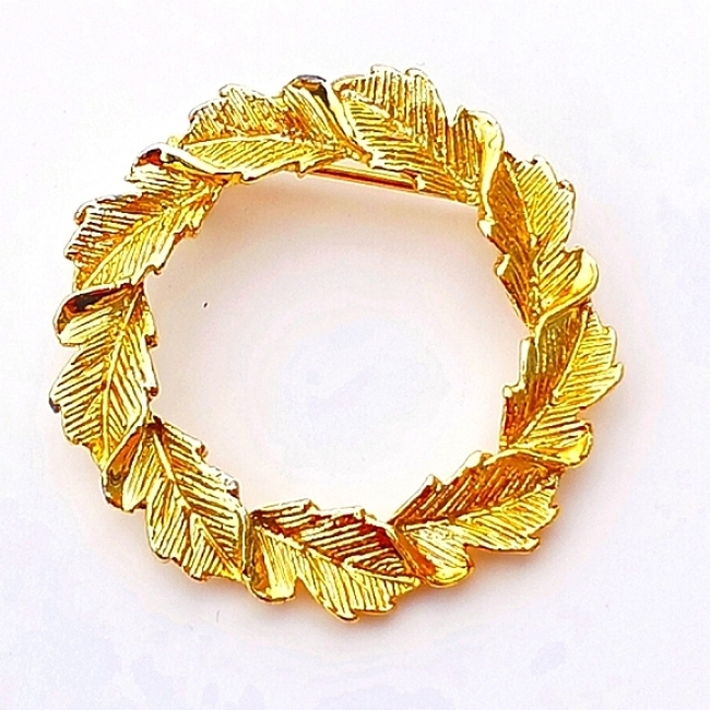 FALL BROOCH LEAVES WREATH PIN  goldtone signed GERRY'S